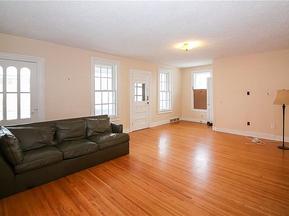 3rd image of 132 East St