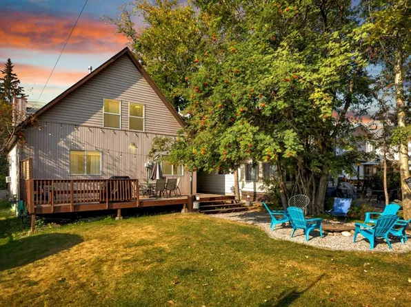 5023 W 36th St, Sylvan Lake, AB T4S 1B2