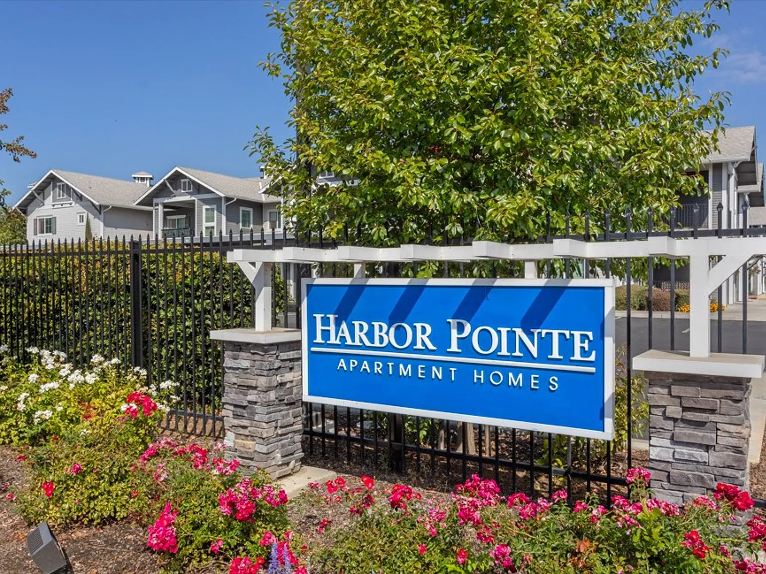 Harbor Pointe Apartments — Photo 1