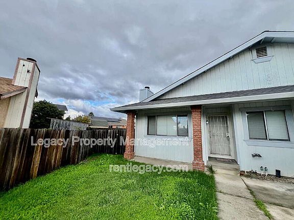 3rd image of 827 Crested Dr