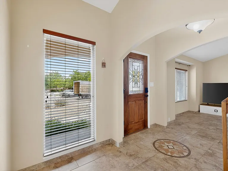 5612 Chelwood Park Blvd NE — Photo 4