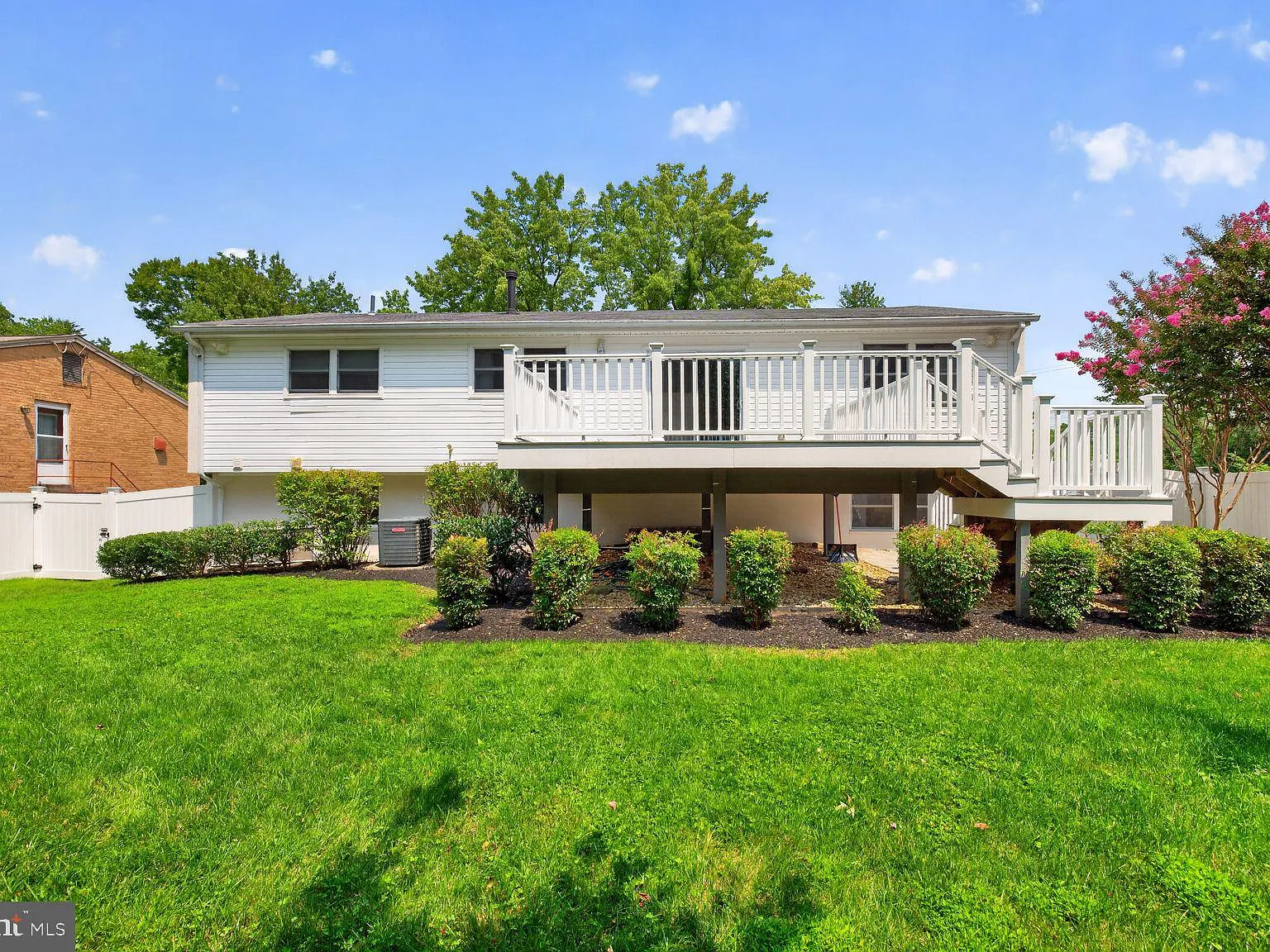 6 bed, 2.5 bath, 1998 sqft, $5,500 — Photo 3