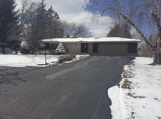 W125N6707 Parkway Dr, Menomonee Falls, WI 53051