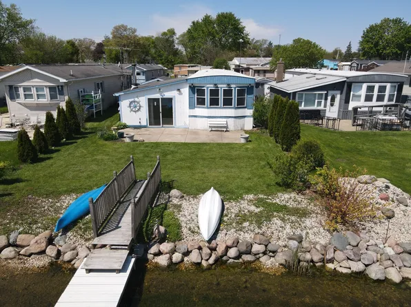 416 S Cogswell Dr #40, Silver Lake, WI 53170