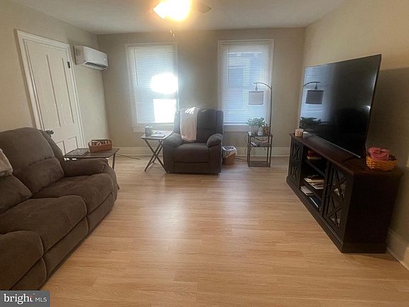 3rd image of 810 N Division St