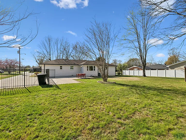 816 Victoria Dr — Photo 43