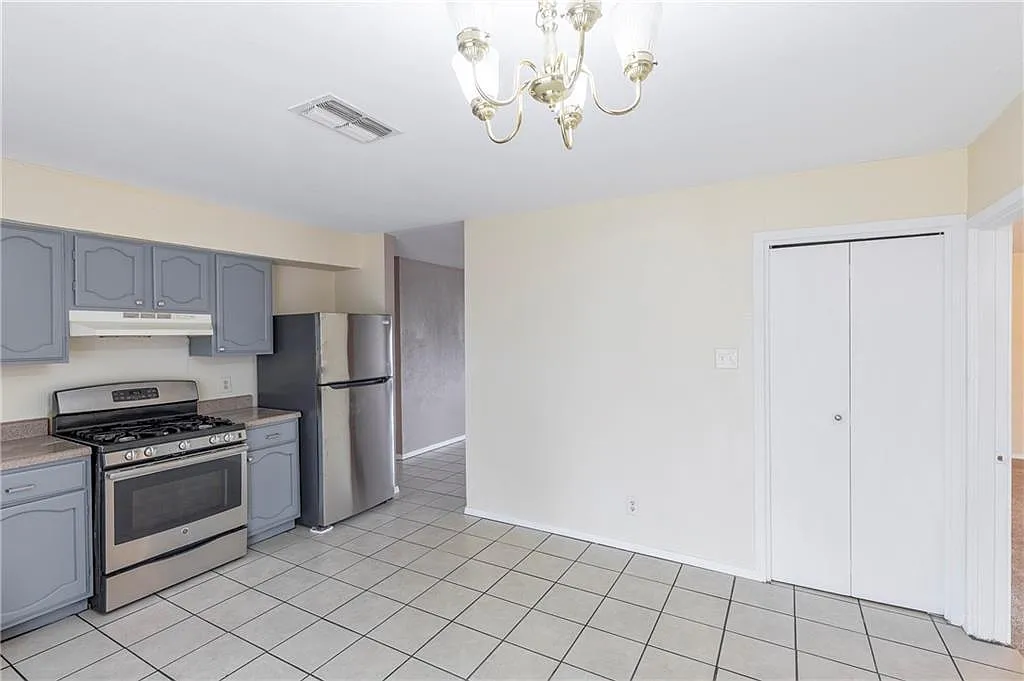 3 bed, 870 sqft, $1,695 — Photo 2
