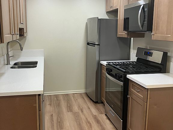 4th image of 24314 Newhall Ave #202
