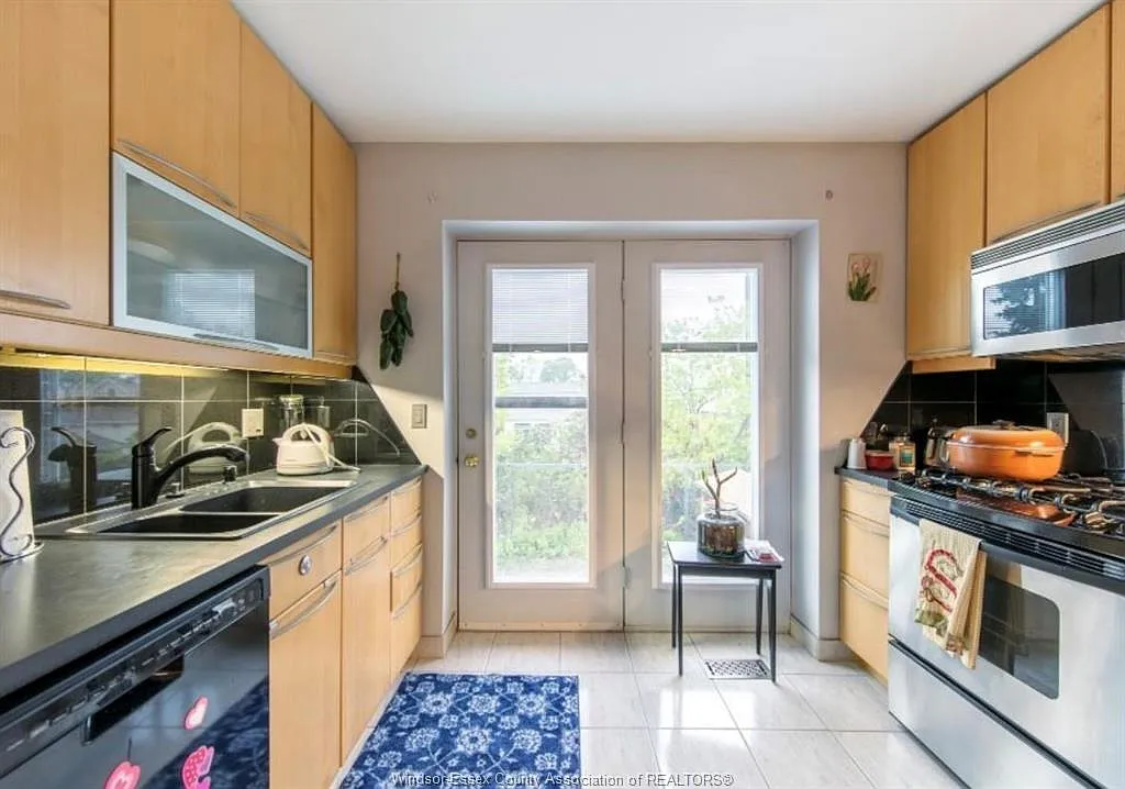 3 bed, $2,400 — Photo 2