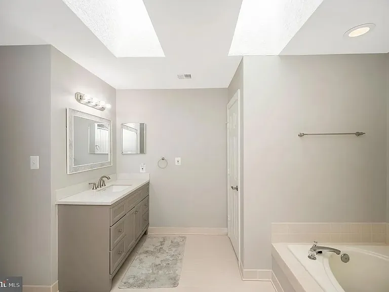 2 English Hills Dr — Photo 32