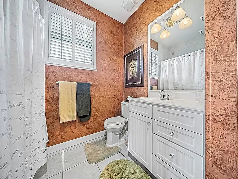 Private bath with Tub & Shower
