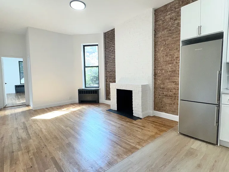 213 E 11th St #1B — Photo 7