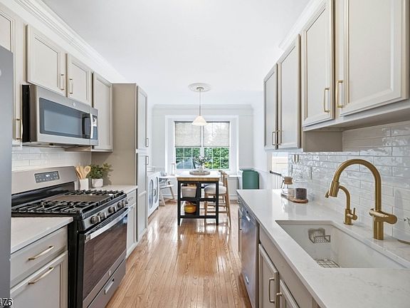 4th image of 204 Swathmore Dr