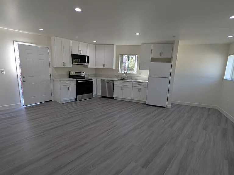 13435 Moorpark St — Photo 16