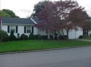 52 Meadowcrest Dr, Cumberland, RI 02864