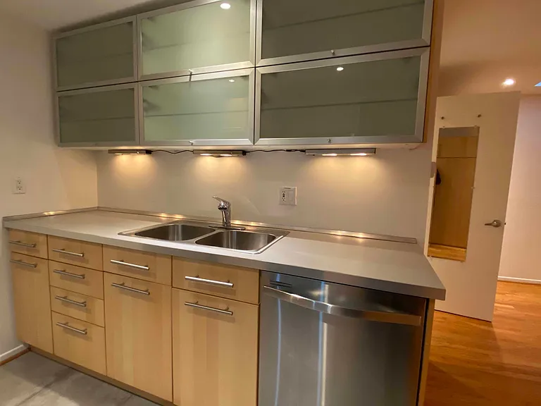 8243 Kirkwood Dr #GUEST HOUSE — Photo 13