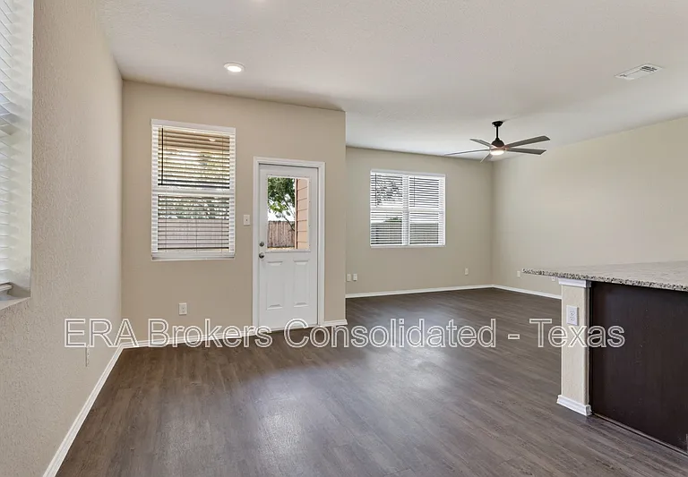 10610 Green Lake Dr — Photo 3