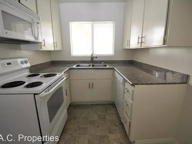 12245 Chandler Blvd — Photo 5