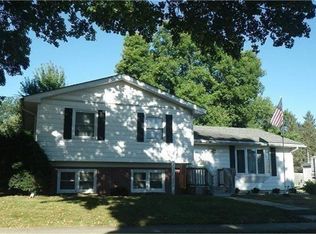 407 8th St, Grundy Center, IA 50638