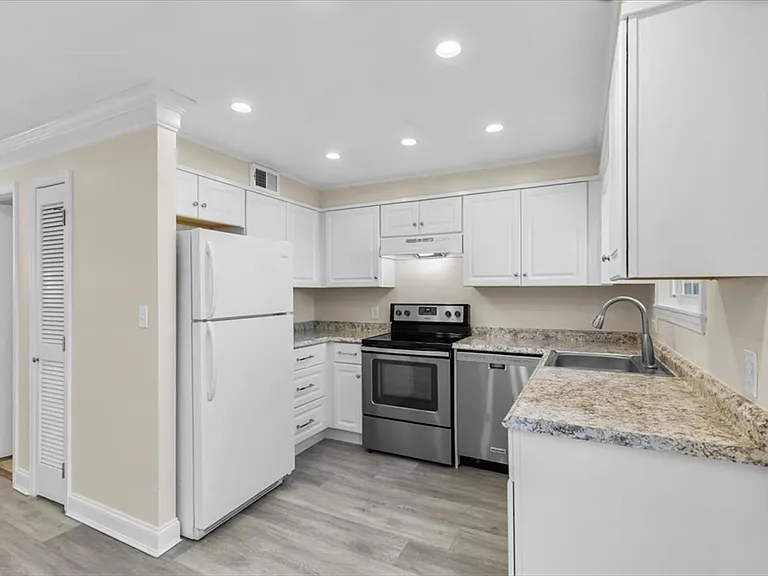 8 Captain Cook Ln #U — Photo 13