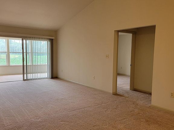 4th image of 2097 Shady Oak Dr