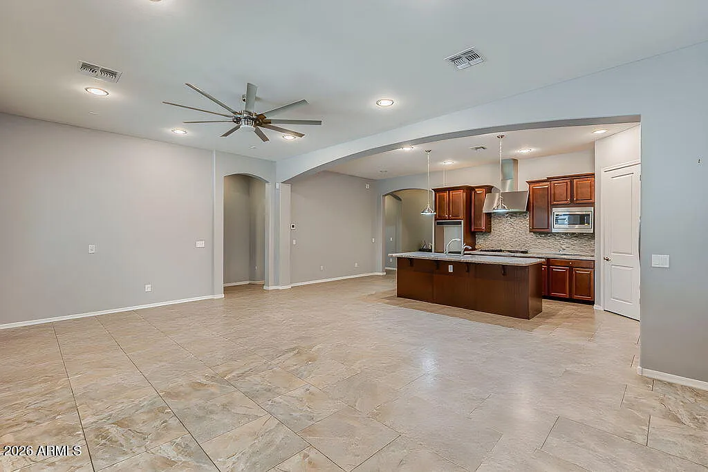 3 bed, 2.0 bath, 1980 sqft, $3,000 — Photo 4