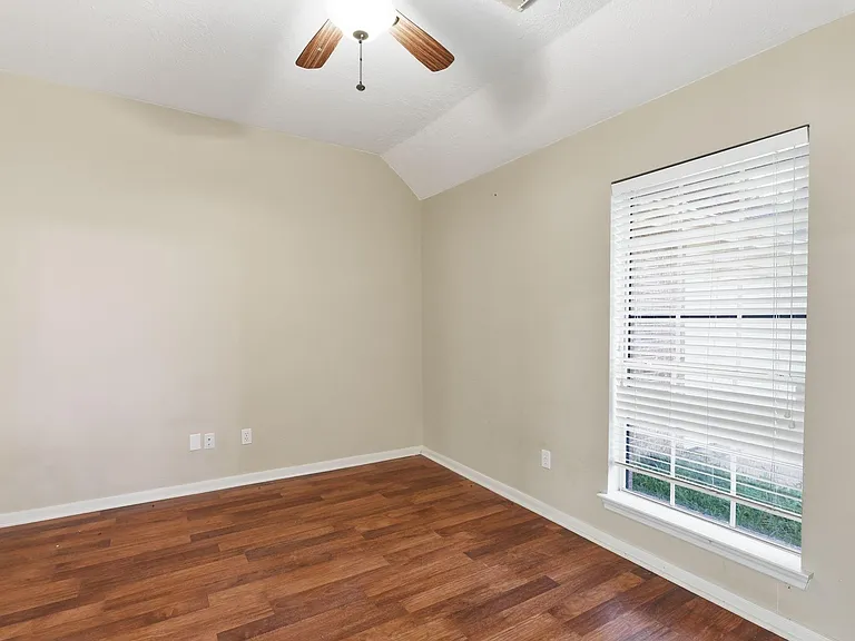 1813 Oak Wood Dr E — Photo 24