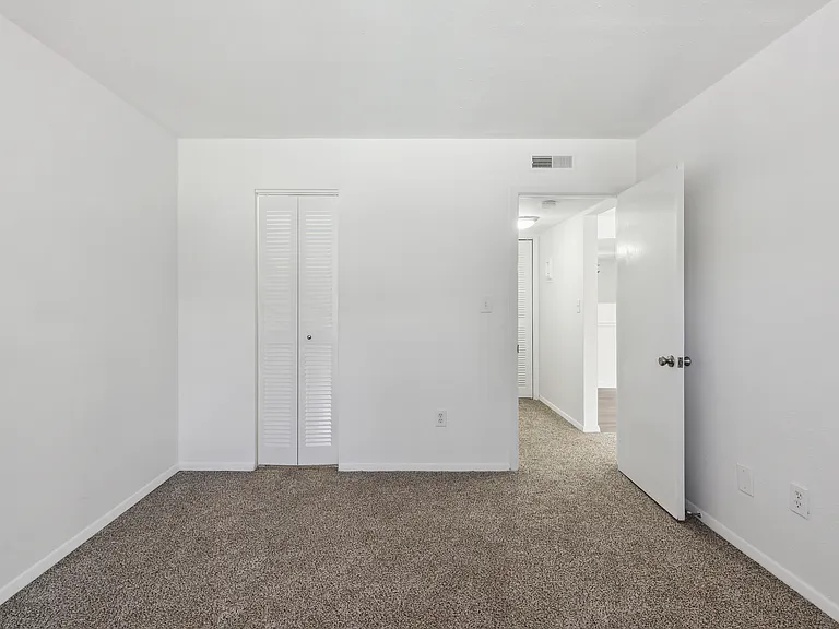 Fairway Club Apartments — Photo 43
