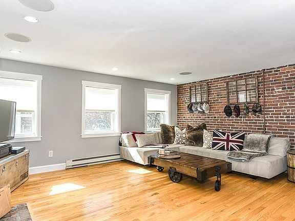 4th image of 246 Essex St APT 4