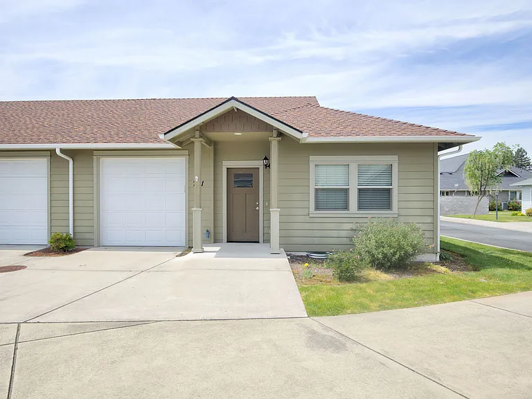 741 SW Kinsington Ct — Photo 2