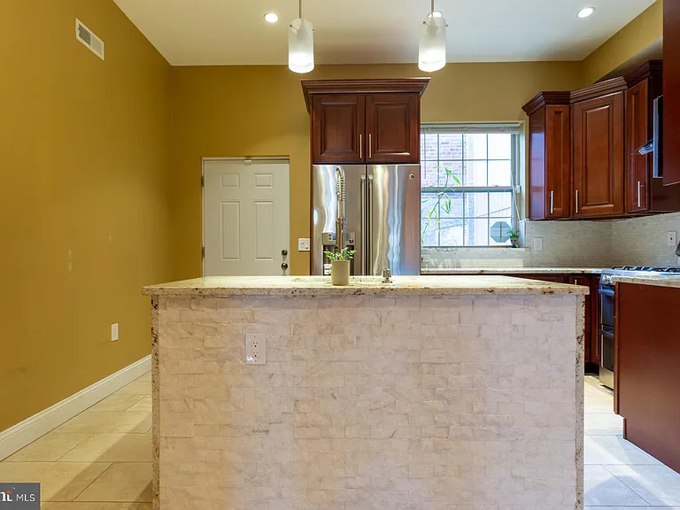 235 W Jefferson St — Photo 8