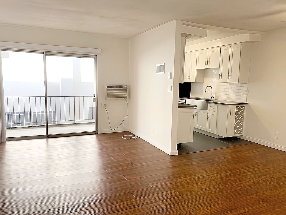 1st image of 1026 N Genesee Ave APT 9