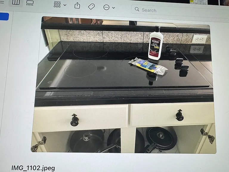 GLASS COOKTOP - USE SPECIAL CLEANER AS SHOWN