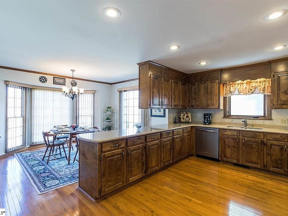 2nd image of 113 River Oaks Rd