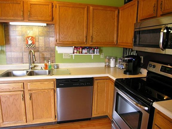 5th image of 813 Walton Ct