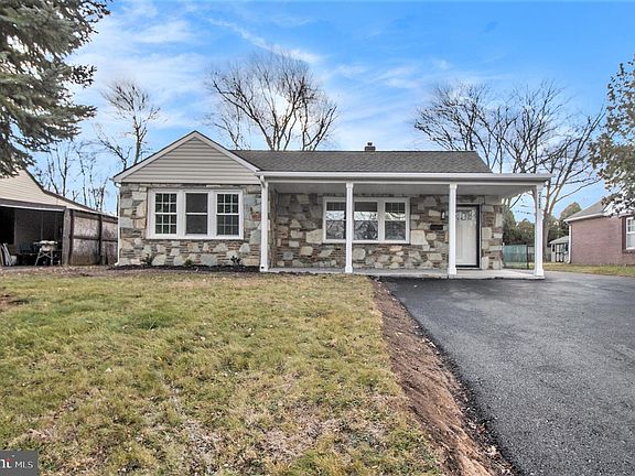 5th image of 711 W County Line Rd