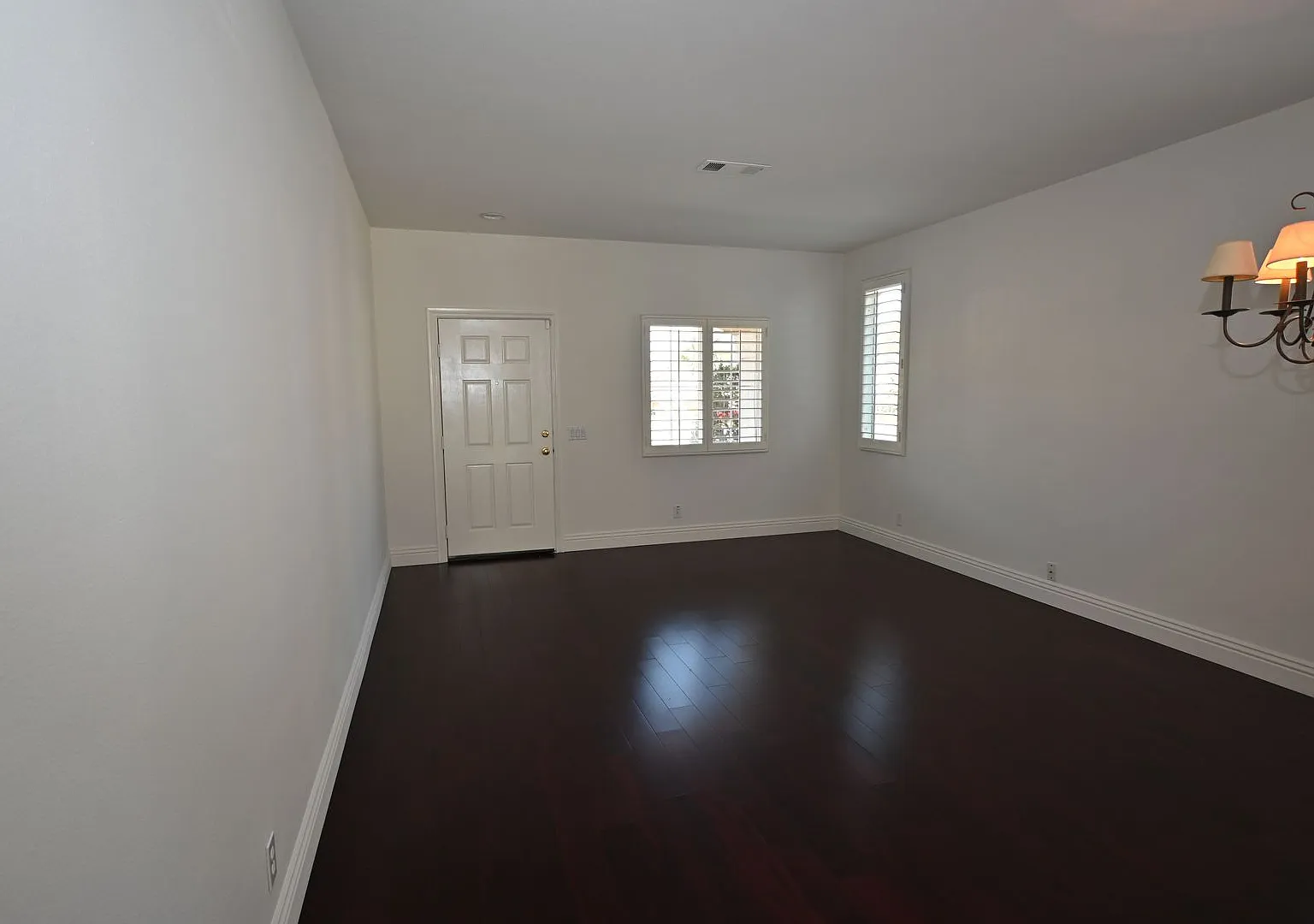 Stunning West Irvine 2 story 4 bedroom 2.5 bath Single Family Home — Photo 3