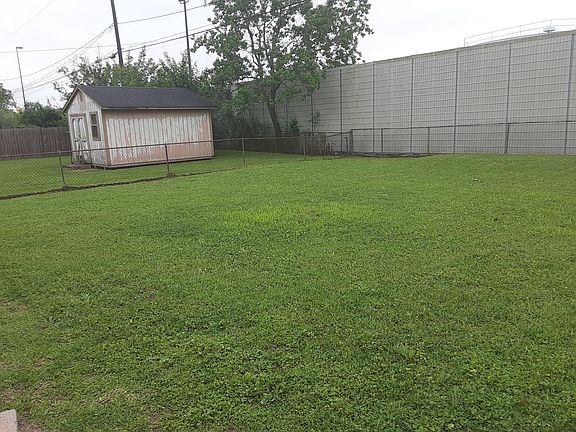 Large Backyard for entertaining. Especially for active kids or dog.