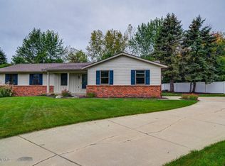 2761 Woodlawn Ct SE, Grand Rapids, MI 49546