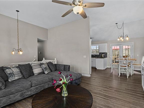 3rd image of 304 Ridge Hill Cir