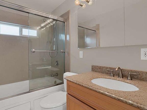 3rd image of 421 Maplewood Dr #1-2