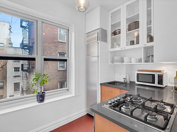 3rd image of 306 W 4th St APT C1