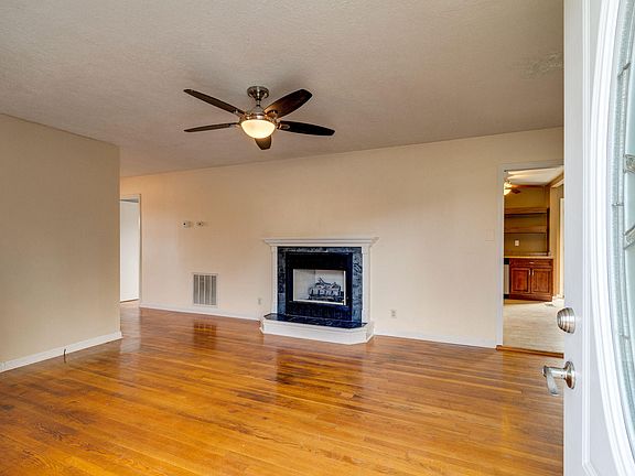 5th image of 4238 Plummer Dr