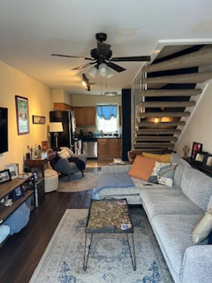 301 Seattle St. Unit 11 — Photo 2
