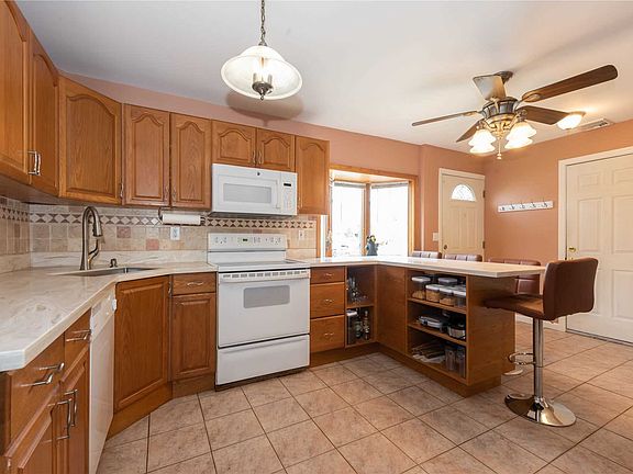 4th image of 305 Elm Dr S
