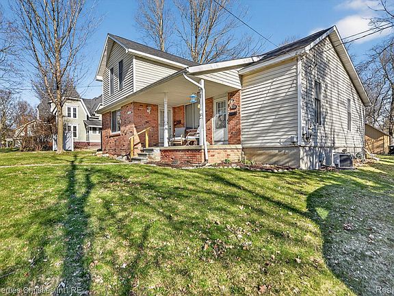 3rd image of 416 Lake St