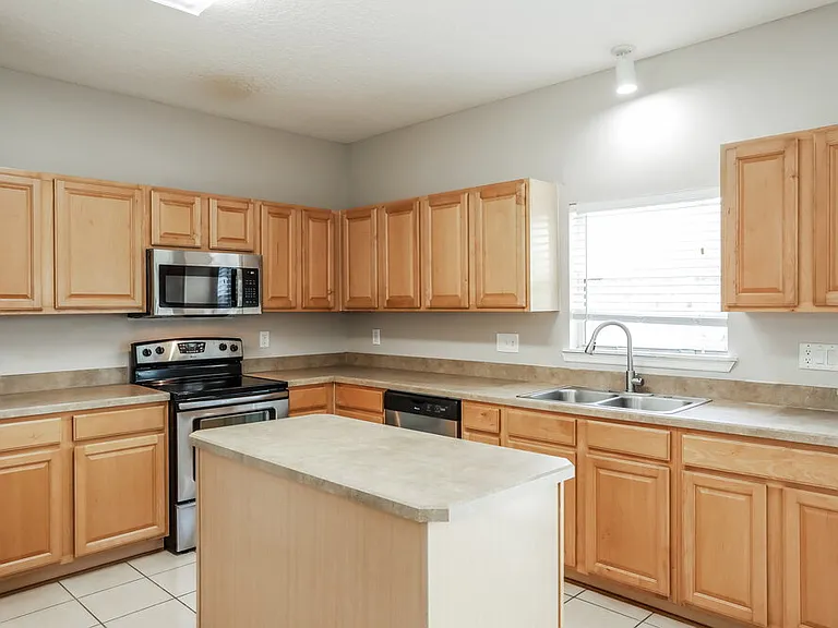 341 W Tropical Trce — Photo 8