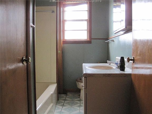 5th image of 115 E Gardner Ave