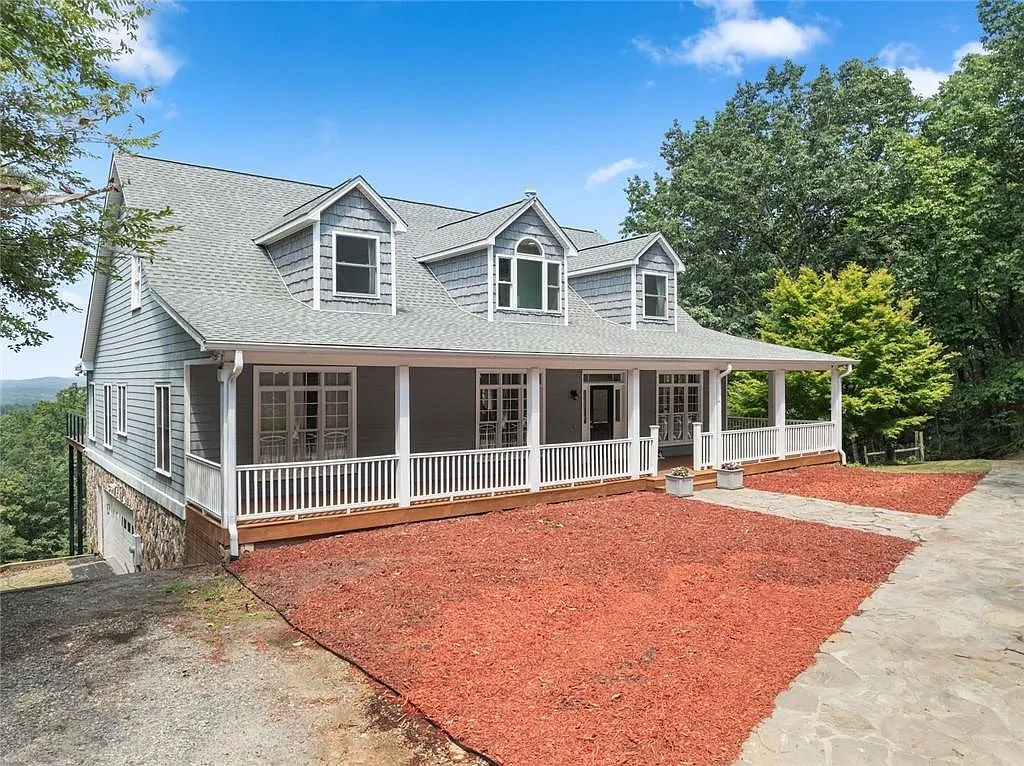 6 bed, 4.0 bath, 5176 sqft, $5,950 — Photo 1