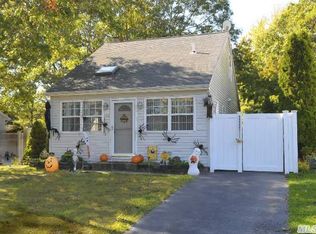 116 12th Ave, Holtsville, NY 11742